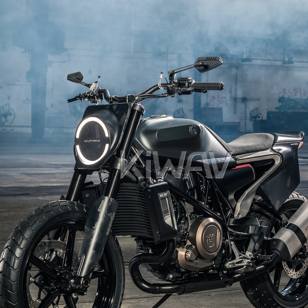 Blade motorcycle mirrors on a Husqvarna Svartpilen 701