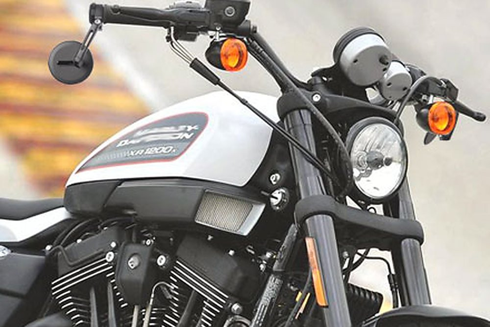 KiWAV Minimal Series Ojo bar-end mirrors on a Harley-Davidson XR1200, slim CNC-forged design