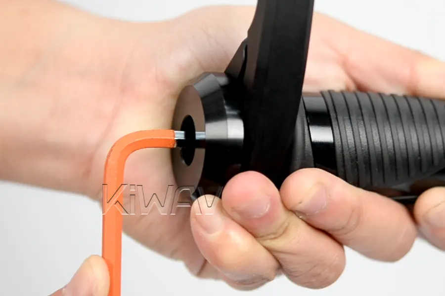 Tighten the bolt