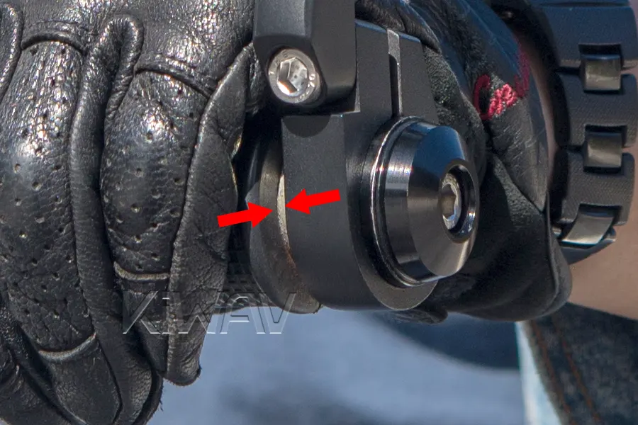 Throttle Safety: The mirror must not touch the rotating throttle grip.