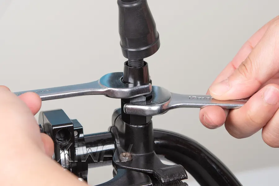(Case threaded stud mirror and threaded hole mirror) Hold the adapter still with a wrench when screwing the mirror in.