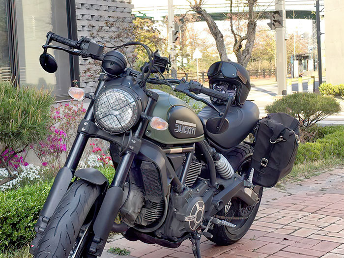 Eclipse mirrors on a Ducati Scrambler