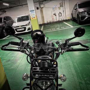 スクーター: バイクミラー レトロ 黒 M8 スクーターに汎用