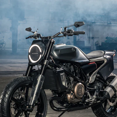 Blade motorcycle mirrors on a Husqvarna Svartpilen 701